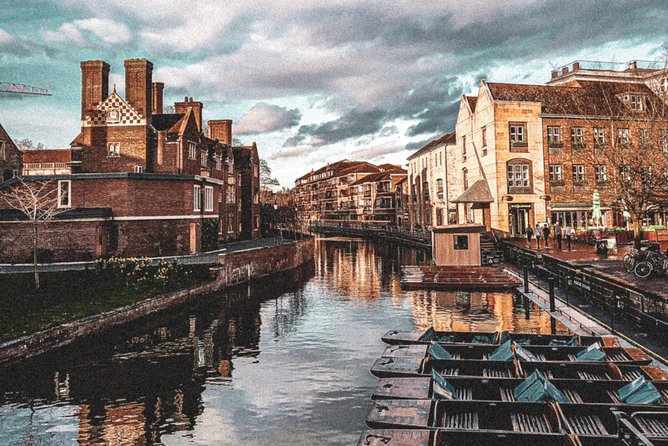 Cambridge Riverside Walk From Queens College to Trinity College - Entering the University of Cambridge and Queen’s Student Accommodation