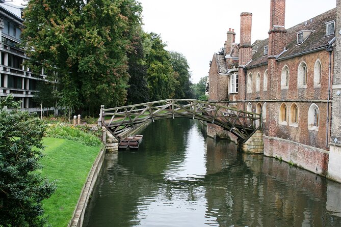 Cambridge Scavenger Hunt and Highlights Self-Guided Tour - Key Points