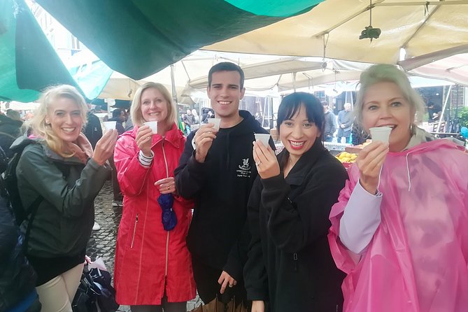 Campo dei Fiori Market and Trevi Fountain District Food & Wine Tour in Rome - Visiting the Trevi Fountain and Iconic Roman Landmarks