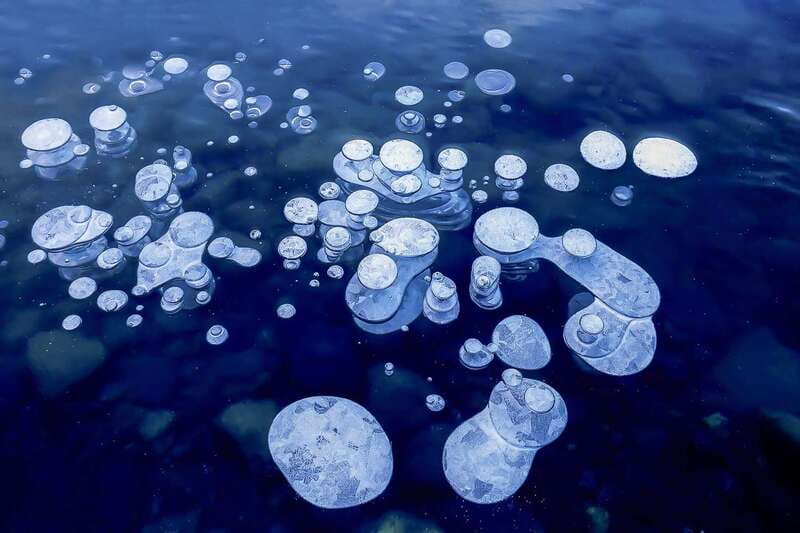 Canadian Rockies: Abraham Lake Ice Bubbles Helicopter Tour - Landing at Landslide Lake for Snowshoeing in the Wilderness