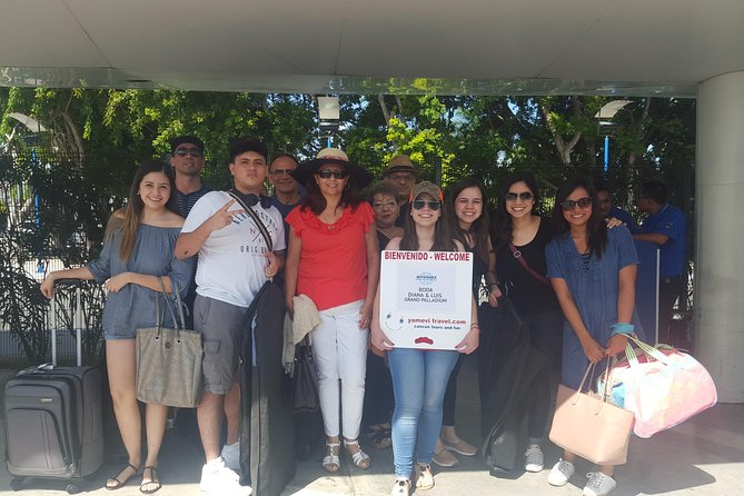 Cancun Airport private transfer to Cancun hotel zone - Cancun Airport Meet-and-Greet with a Clear Sign