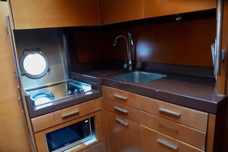 Cancun: Azimut 47 Fly Private Yacht - 6 hours to Isla Mujeres - Watching the Sunset in the Middle of the Bay