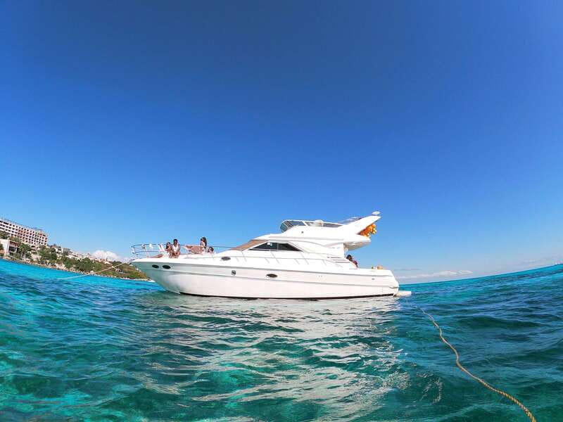 Cancun: Exclusive Sea Ray Express Bridge for 14 people - Key Points