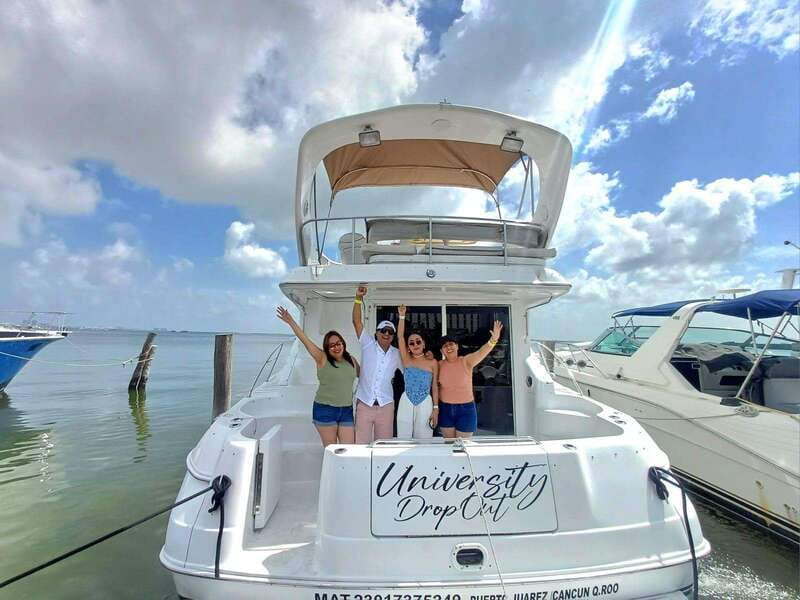 Cancun: Exclusive Sea Ray Express Bridge for 14 people - Isla Mujeres: Snorkeling and Beach Breaks