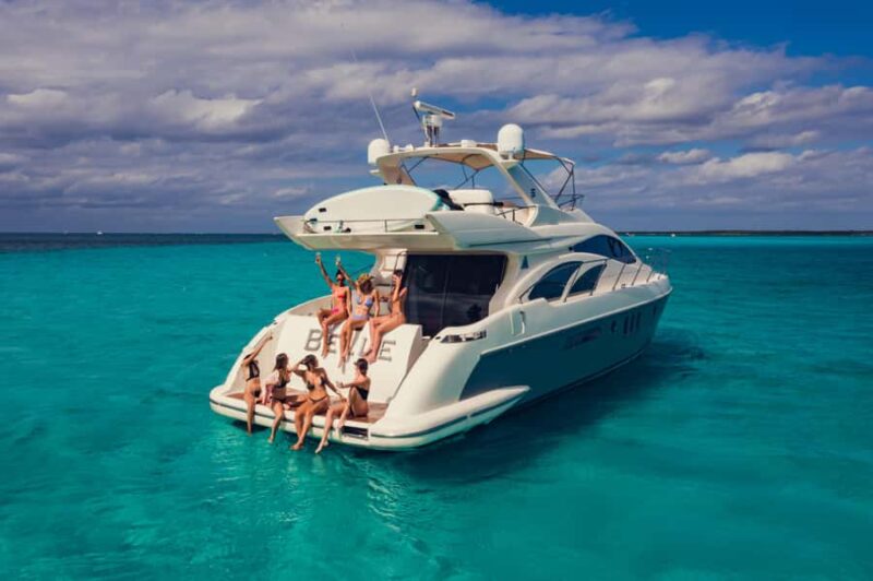 Cancun: Luxury and Elegance on Board - Exploring Beaches and Marine Life Near Cancun and Isla Mujeres