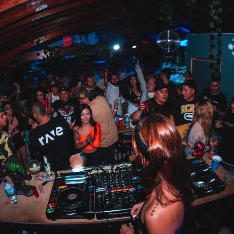 Cancún: One night in Exclusive Rooftops and Clubs of México - Exploring Alma Roof Top: Views and Local Vibe