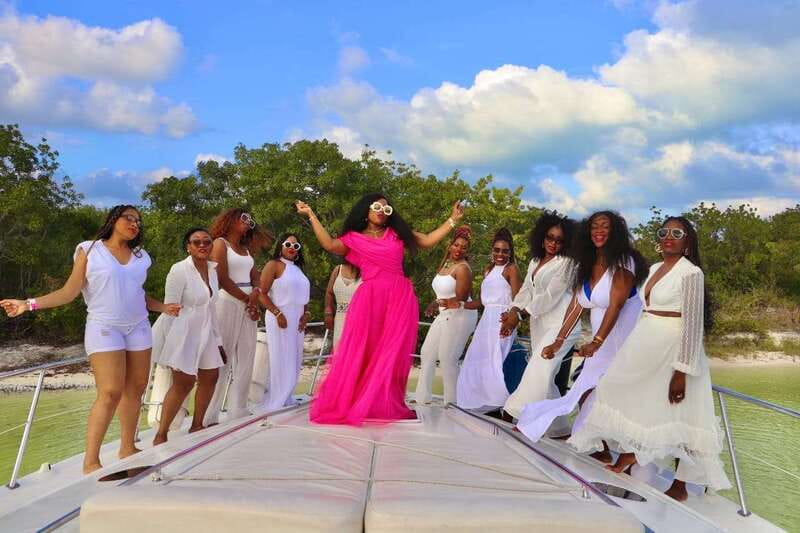 Cancun private yacht Sea Ray Sundancer 60 feet - Customizable 6-Hour Tour with Extra Beach Time