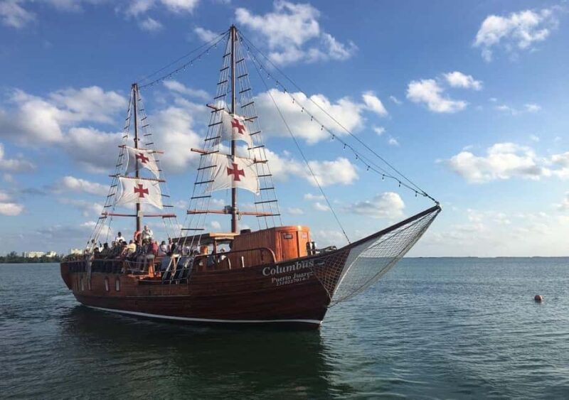 Cancun: Romantic evening in galleon with dinner and open bar - A Romantic Evening Cruise in Cancun on the Galleon with Dinner and Open Bar