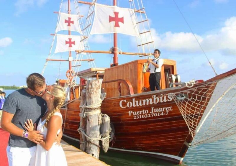 Cancun: Romantic evening in galleon with dinner and open bar - Key Points