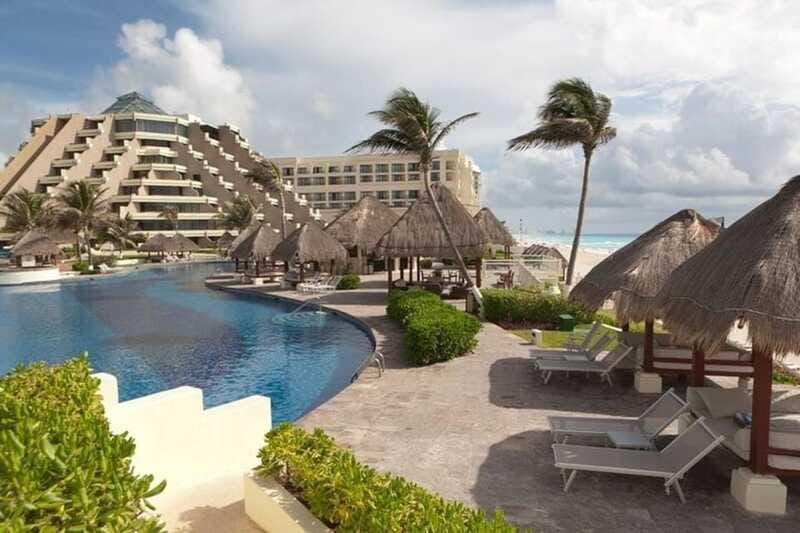 Cancun: Sightseeing Walking Tour With a Local Guide - Enjoying the Views at Playa Delfines