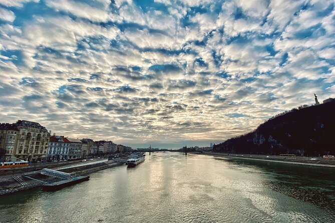 Capital Budapest - Half Day Private Tour (4hr) - St. Stephen’s Basilica and the Deák Ferenc tér Park