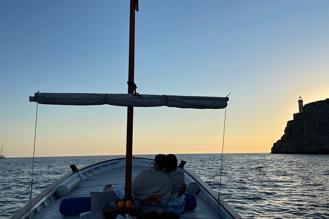 Capri Boat tour in 3 hours - Swimming and Viewing the Faraglioni from the South Coast