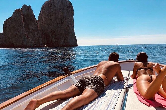 Capri Boat tour in 3 hours - Natural Arch and Villa Malapartes Dramatic Cliffs