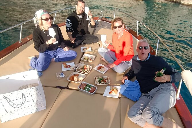 Capri Samba Boat Tour, Sail in Style by Boat. - Navigating Capri’s Most Famous Sea Caves