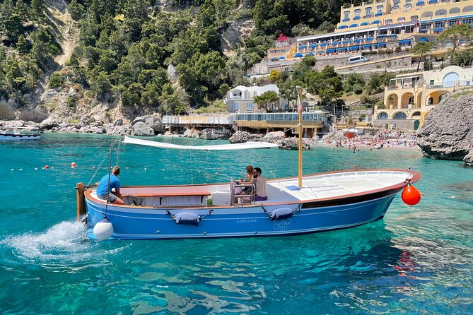 Capri tour with "Gozzo" (3 hours) - Key Points