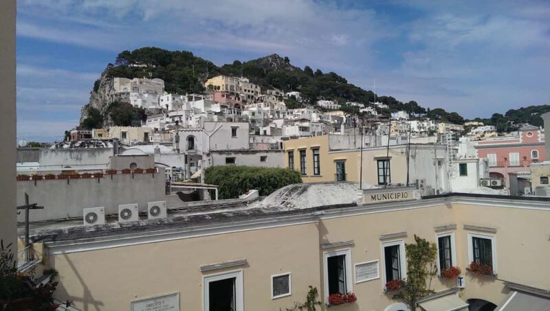 Capri: Walk through the streets of the center - Discovering Capri’s Historic Houses and Medieval Walls
