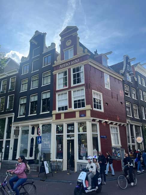 Capture Iconic Amsterdam: Photo Walk with a Pro Photographer - Personalized Feedback and Photography Practice