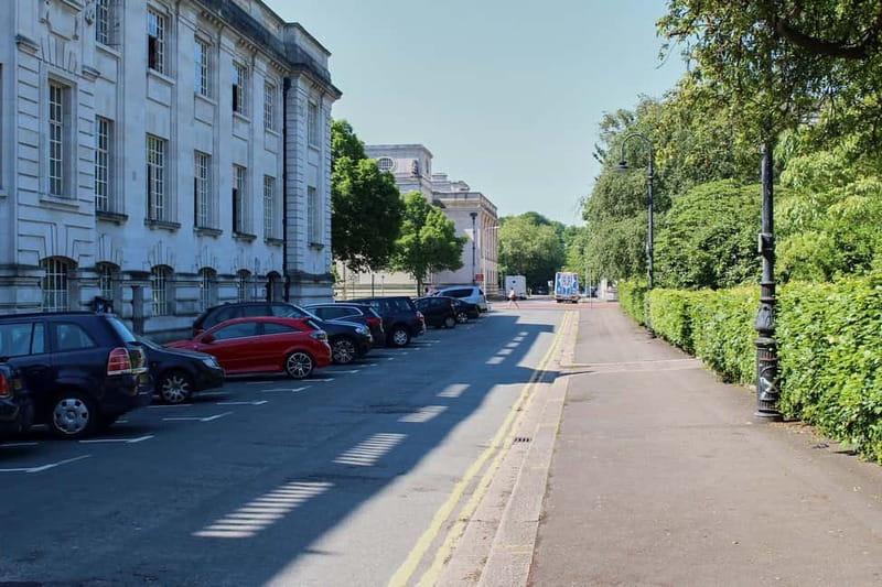 Cardiff: Doctor Who City Walking Tour - The Expertise of the Guides and Their Stories