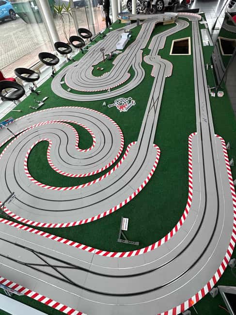 Carrera Digital Track 43m - Drive your own team race - Key Points