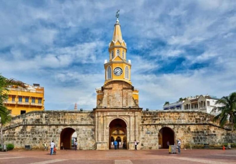 Cartagena: BILINGUAL CITYTOUR + SAN FELIPE CASTLE & Old city - Cartagena’s Iconic San Felipe Castle and Its Fortified Walls