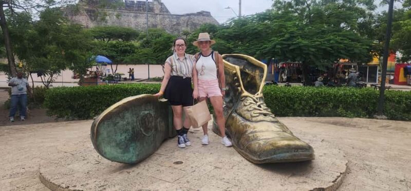 Cartagena: BILINGUAL CITYTOUR + SAN FELIPE CASTLE & Old city - The Vibrant Chiva Bus Experience