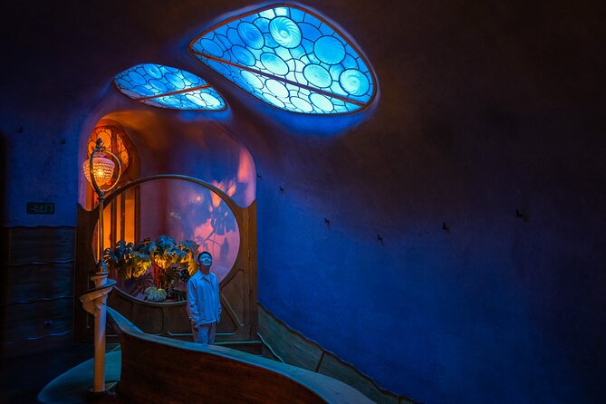 Casa Batlló: Evening Visit with Welcome Drink and Audio Guide - Casa Batlló’s Nighttime Transformation with Light and Sound