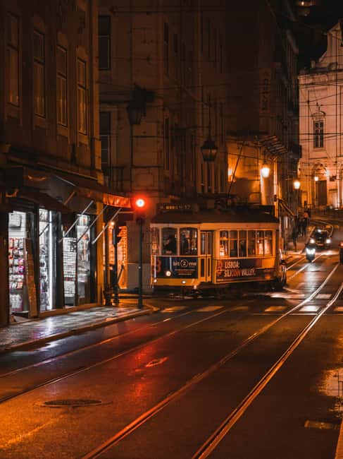 Cascais: Nightlife Tour with Casino Estoril & Lisbon - The Glamour of Casino Estoril