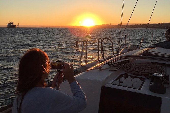 Cascais Private Luxury Sunset 2h Cruise with a drink - Key Points