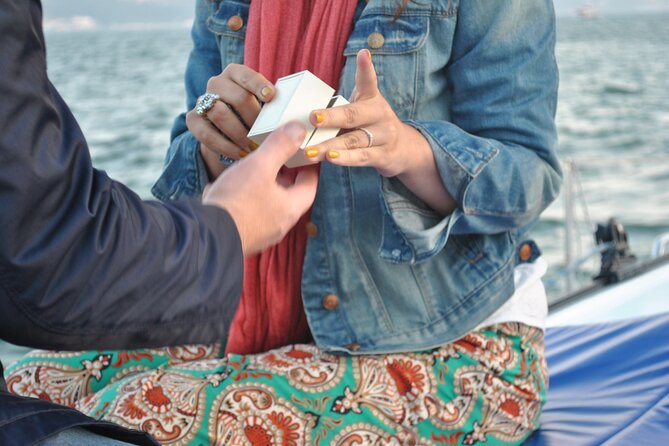 Cascais Romantic Private 2h Cruise with sparkling wine - Value for Money in a Private Coastal Cruise