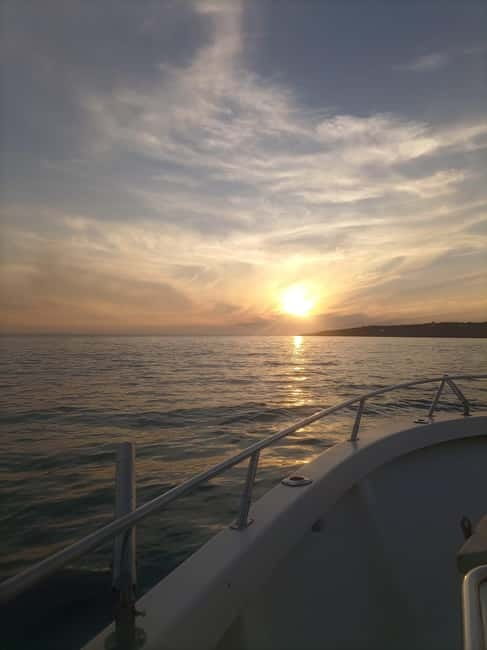 Cascais: Sunset Boat Trip with Welcome Drinks - Accessibility and Group Size Advantages