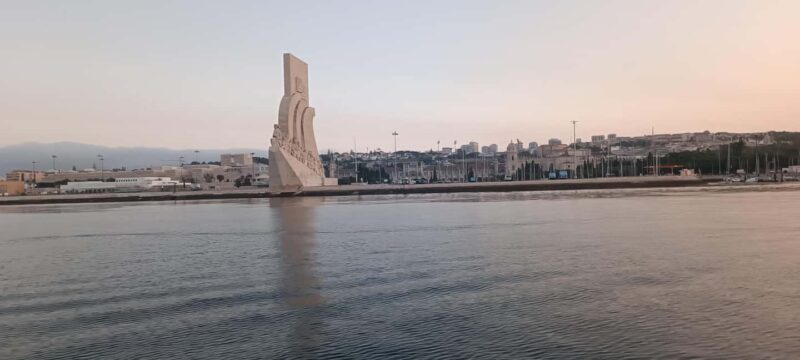 Cascais: Sunset Cruise to Lisbon with Open Bar - Gliding Past Iconic Landmarks