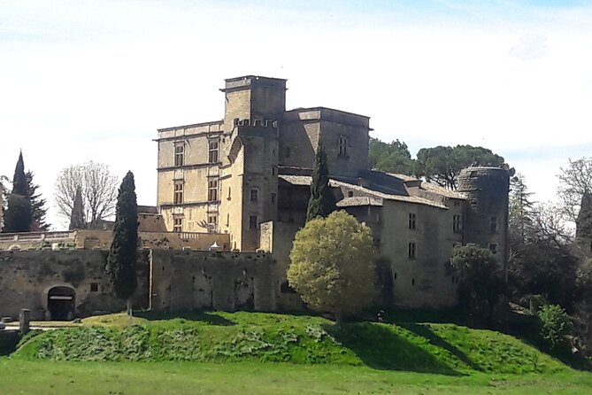 Cassis & Luberon from Aix-en-Provence - Free Time in Lourmarin and Its Renaissance Castle