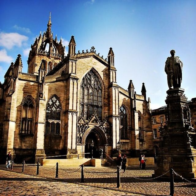 Castle & Cobblestones: 8-Hour Private Edinburgh Walking Tour - Walking through Cowgate and Fishmarket Close