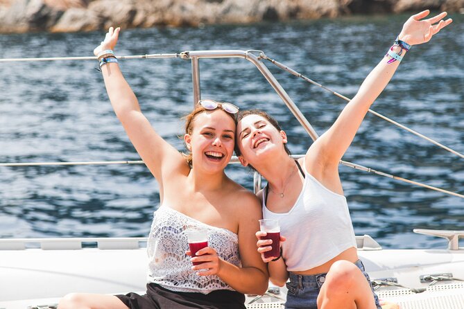 Catamaran departure in a young atmosphere - Atmosphere and Audience