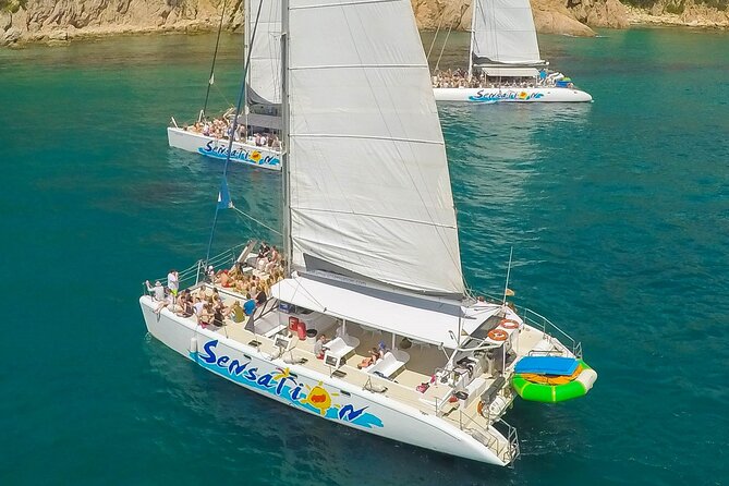 Catamaran departure in a young atmosphere - The Crew and Guide Experience