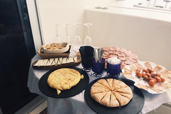 CATAMARAN OCEAN CRUISE TOUR, Food & Drinks included! - Physical Requirements and Accessibility