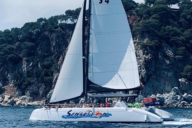 Catamaran ride -Costa Brava with barbecue and drinks. Familiar. - Practical Details: Meeting Point and Timing
