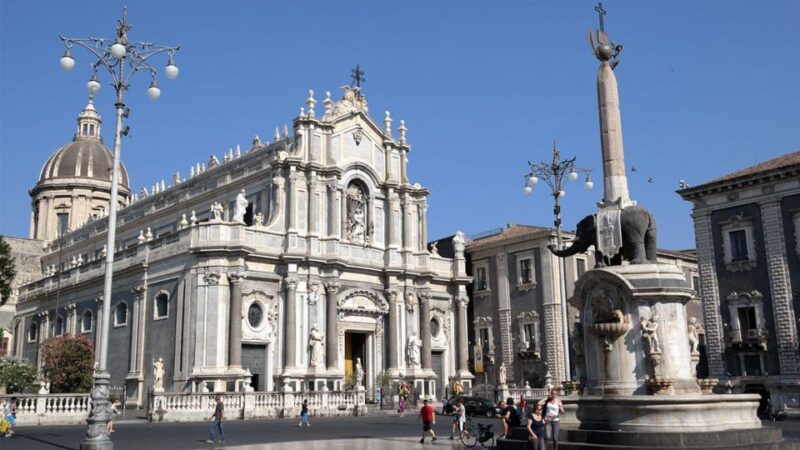 Catania: City Highlights Walking Tour - Strolling Along Via Crociferi