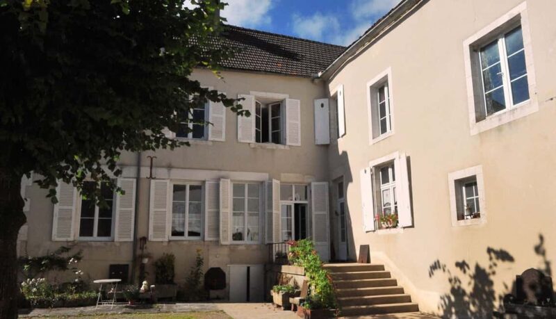 Cellar tour and tasting of the estate's wines in Saint Bris - Exploring Different Aging Techniques