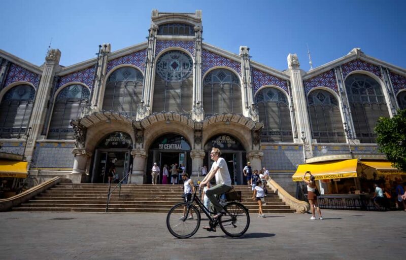 Central Market: Guided tour and RiFF menu with Michelin-starred chef - Key Points