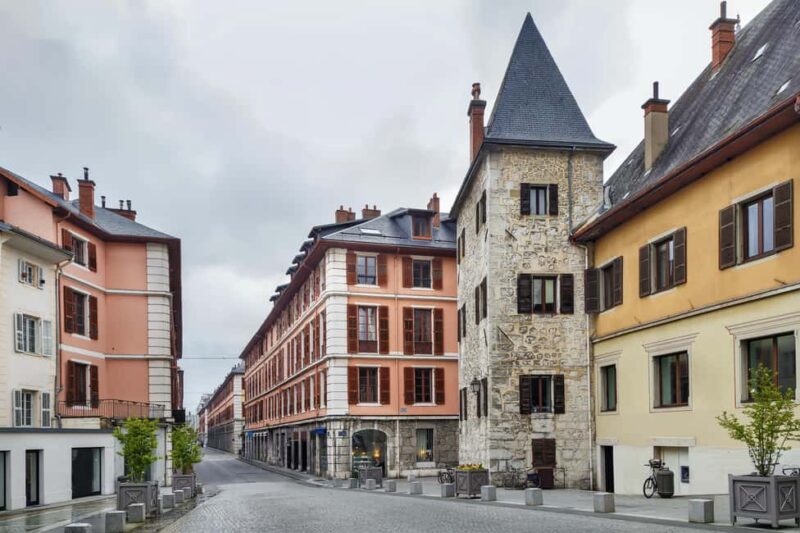 Chambéry: 2-Hour Introductory Walking Tour with a Local - Practical Details: Meeting Point, Duration, and Group Size
