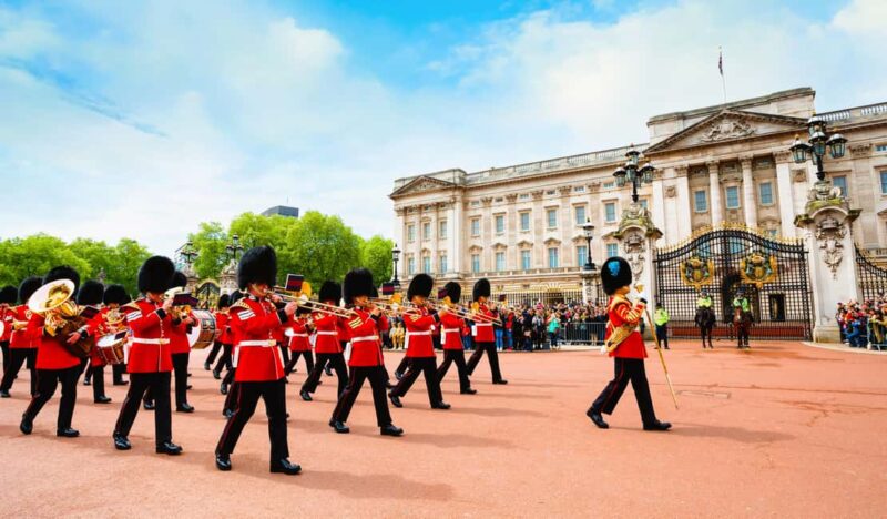 Changing of Guards, Tower of London, Beefeaters & Cruise - Key Points