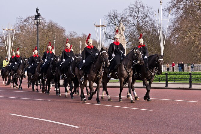 Changing of the Guard Guided Tour at Buckingham Palace - Why Choose This Guided Tour Over Going Solo?