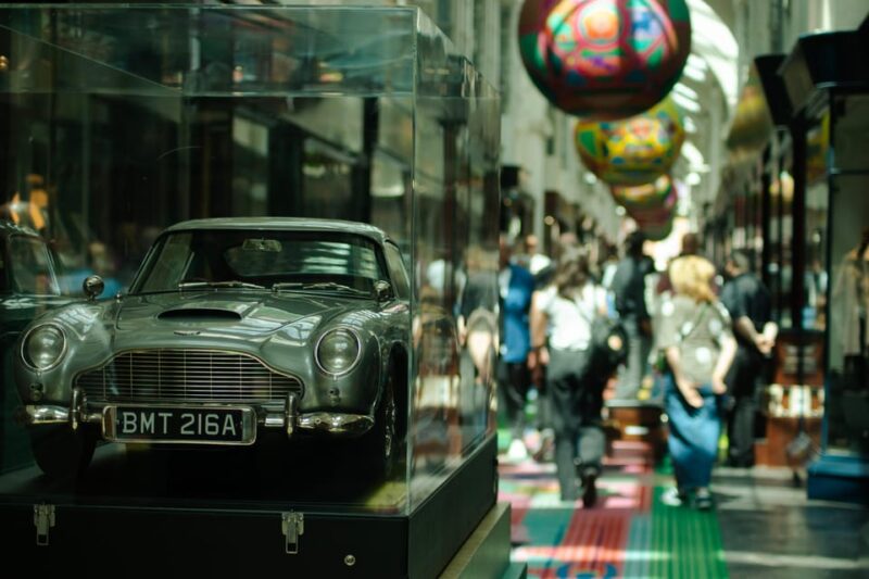 Changing of the Guard & Royal Food Tour with 10+ Tastings - A Walk Through Green Park and Final Highlights