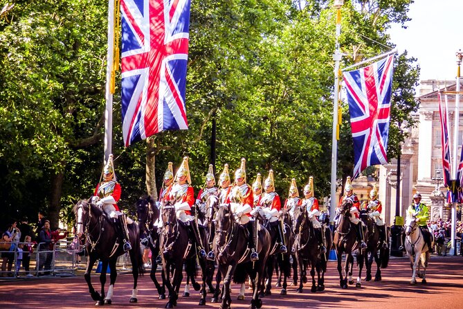Changing of the Guard Walking Tour - Buckingham Palace from Outside
