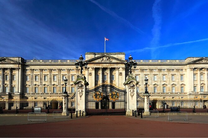 Changing of the Guard Walking Tour in London - The Role of the Guides and Tour Experience
