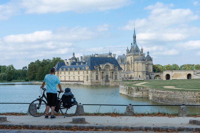 Chantilly by bike or Chantilly with electric bike - Visiting the Hippodrome of Chantilly