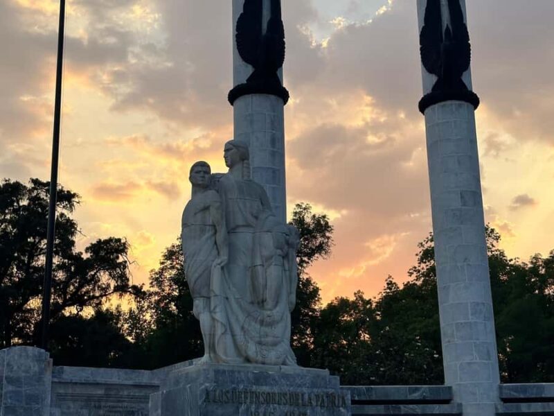 Chapultepec Castle: Private tour with local guide, tickets included - Walk Through Chapultepec Forest to the Castle Hill