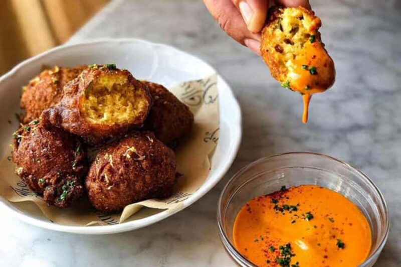 Charleston : Best Street Food Tour With A Local Guide - Visiting Charleston City Market for Food and Photos