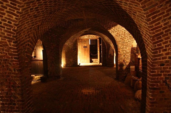 Charleston Ghost & Dungeon Night-Time Walking Tour with Entry to Provost Dungeon - The Guide’s Role in Enhancing the Experience